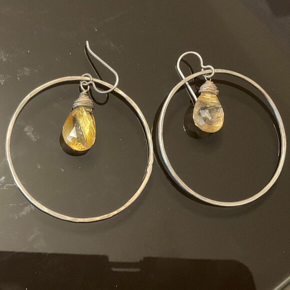 Faceted teardrops green/yellow stone&sterling silver front facing hoop earrings - Picture 2 of 16